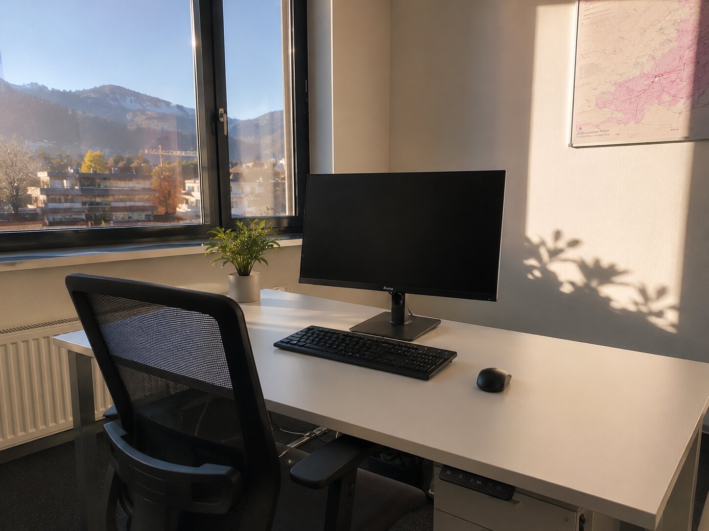 Sauber gereinigtes Einzelbüro mit Schwarzwald-Blick – KF Gebäudereinigung Freiburg