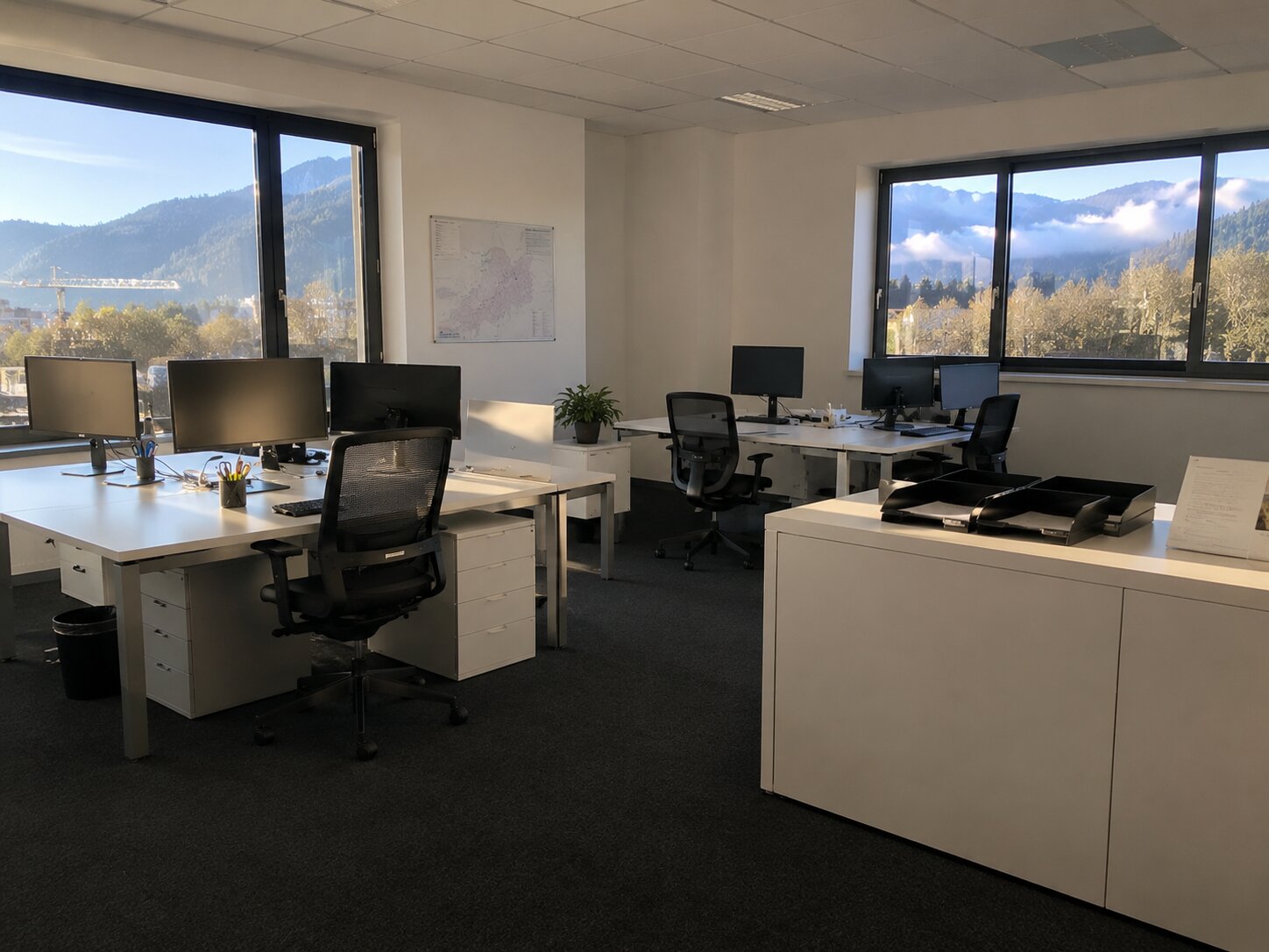 Großraumbüro mit Bergblick – KF Gebäudereinigung Freiburg
